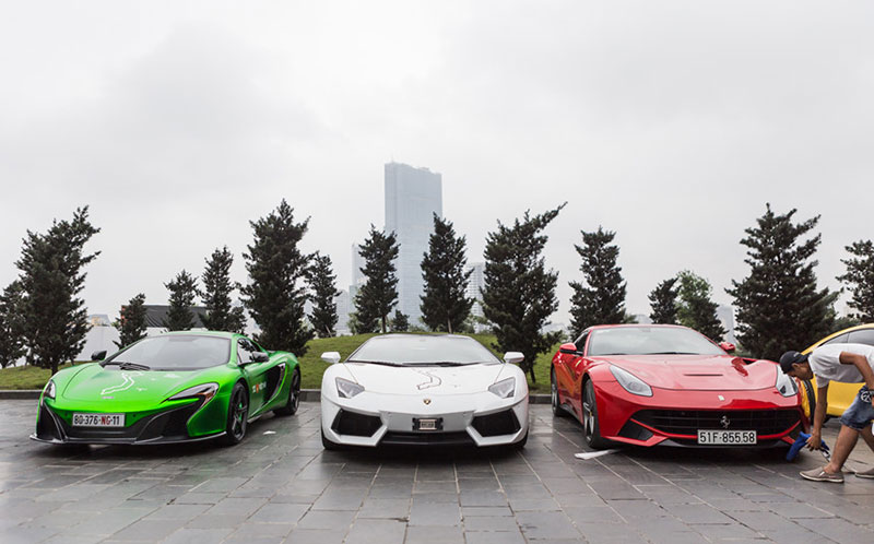 Dàn siêu xe Car & Passion bị bủa vây trên đường phố Hà Nội